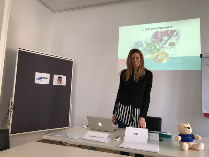 Iris Haiderer leitet im Jahr 2019 - als Expertin für Wirtschaftsbildung für Kinder - einen Wirtschafts-Kurs in Wien.